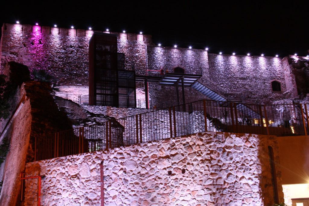 Il Castello Aragonese si illumina per la Giornata Mondiale contro il tumore al pancreas