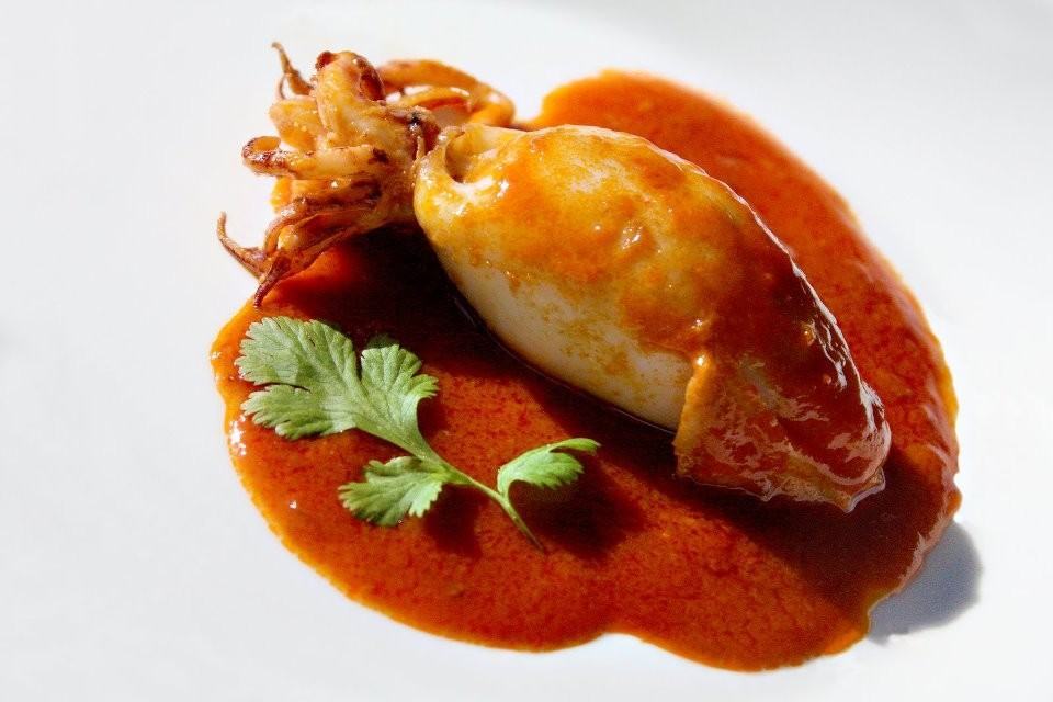 Come preparare le seppie ripiene al sugo: la ricetta