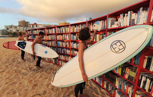 Libreria all'aperto sulla spiaggia di Bondi Beach a Sydney, esempio di libreria da spiaggia