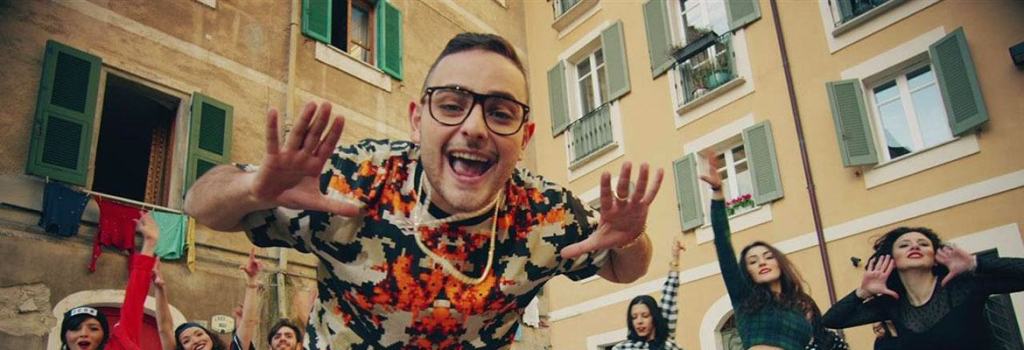 Rocco Hunt, nel nuovo tormentone estivo c’è spazio anche per Reggio Calabria – VIDEO