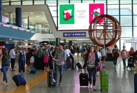 Passeggeri in attesa all'aeroporto di Fiumicino durante lo sciopero dei controllori di volo, 17 giugno 2016
