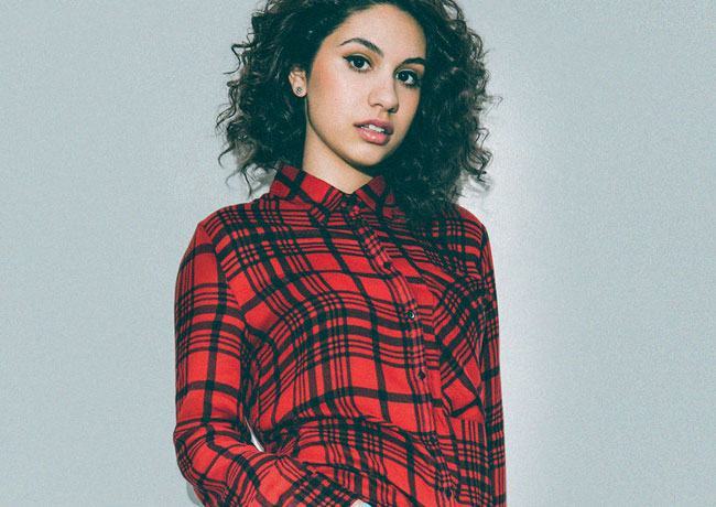 Alessia Cara, la popstar di origini calabresi in Tour con i Coldplay – VIDEO