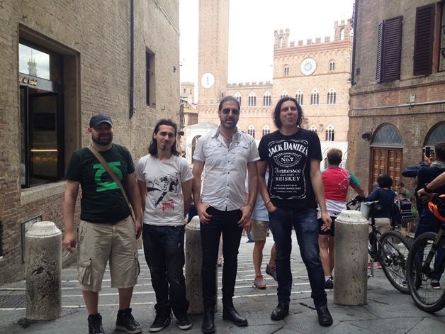 Il cantautore calabrese Luciano Amodeo, in arte Nigra, in tour con La Madrugada