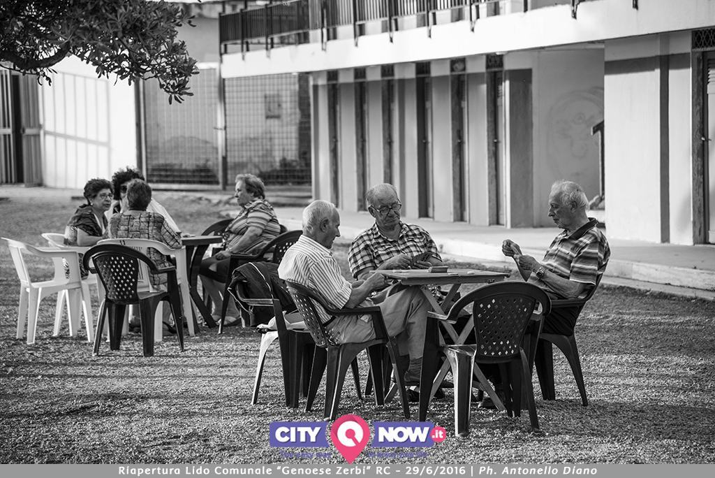Al via l’iniziativa “Cammini urbani”. I cittadini visitano il Lido Comunale: “Una ferita aperta”
