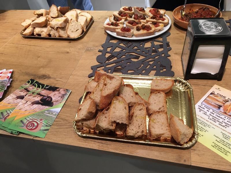 Gran successo per la presentazione del pane dello stretto, dell’olio extravergine di Monte Contessa e del ragù di lumaca reggina