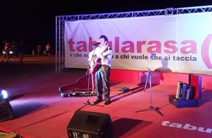 Tabularasa 2016: l’estro di Voltarelli e la solidarietà ‘amaranto’ illuminano l’Arena dello Stretto