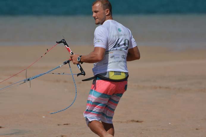 Mondiale kitesurf: alla prima giornata trionfa Riccardo Leccese