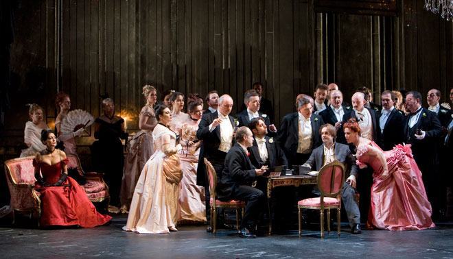 La Traviata, scena dell'opera lirica di Verdi (foto Bill Cooper, Welsh National Opera)