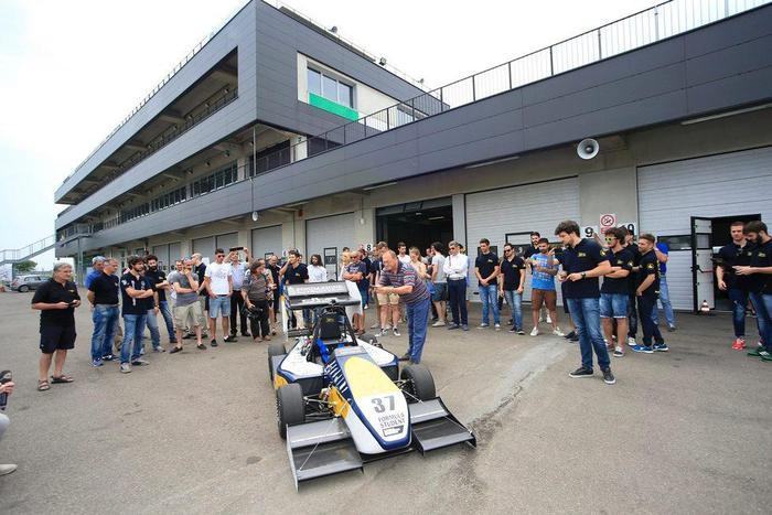 Tre studenti calabresi vincono premio in Germania al “Formula student Germany”