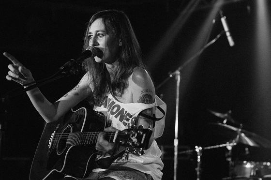 Ilenia Volpe, cantautrice indie romana, in concerto al C.S.O.A. Cartella