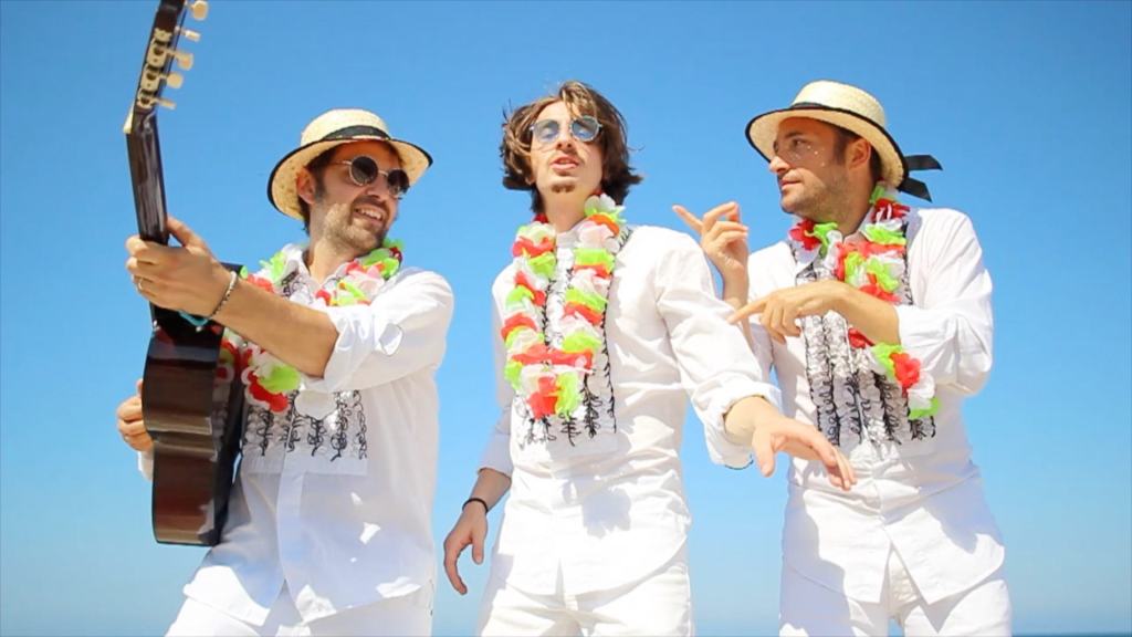 I Paipers nel videoclip di Quando Quando Quando a bordo piscina