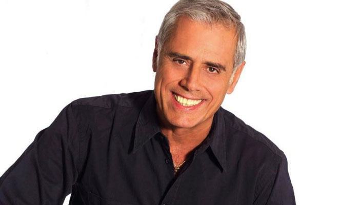 Teo Teocoli durante uno show a Trani, tra i nomi del Settembre Rendese