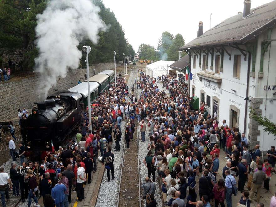 Il treno a vapore della Sila con le carrozze d'epoca