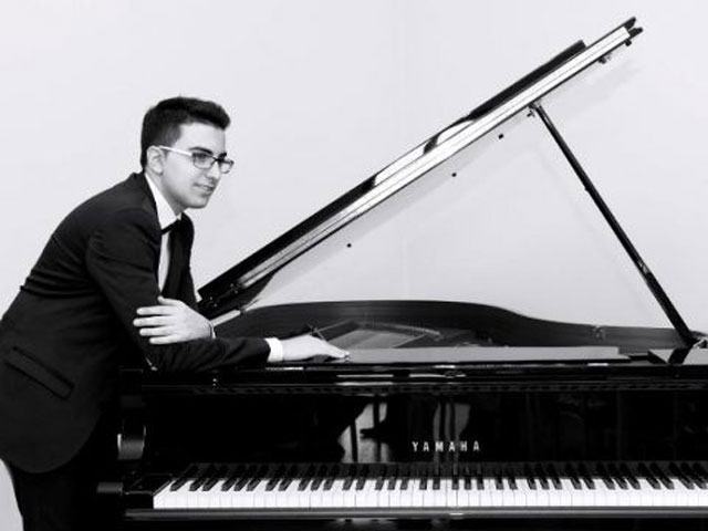 Il pianista Alberto Ferro al Teatro Umberto di Lamezia