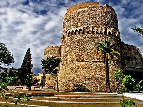Al Castello Aragonese la rassegna d’arte contemporanea “Donnamare”