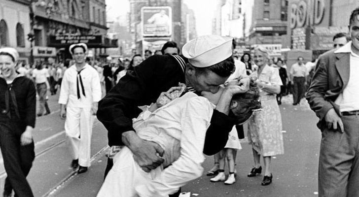Addio all’infermiera del bacio a Times Square