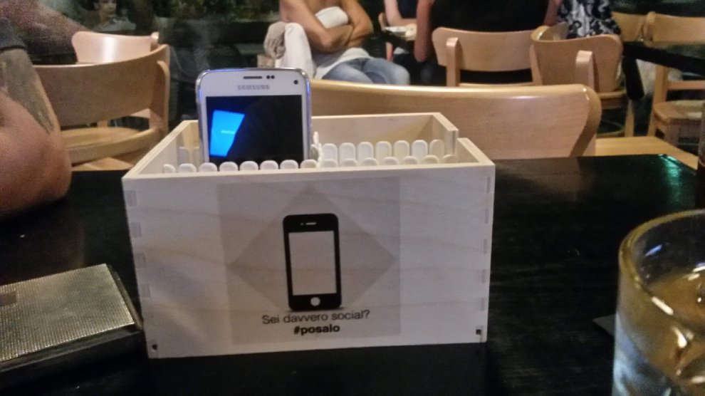 ‘Sei davvero social? Posalo’. Parte la campagna ‘anti’ smartphone