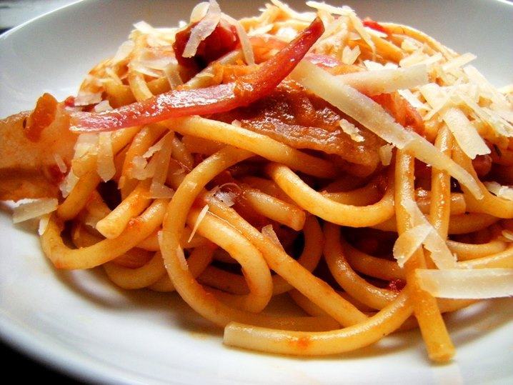 Come si preparano i bucatini all’amatriciana: ricetta