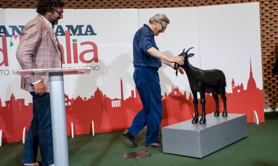 ‘Capra, Capra’. Il motto di Sgarbi diventa una statua, creata da un calabrese