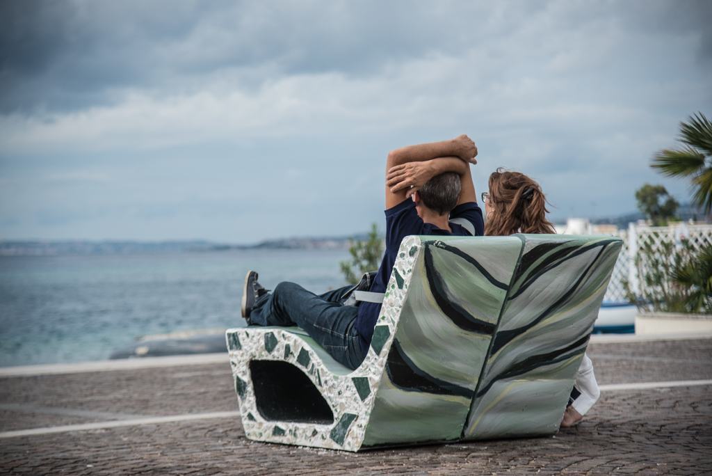 “Abitare lo spazio”, nuovi arredi urbani sul Lungomare Falcomatà – FOTO