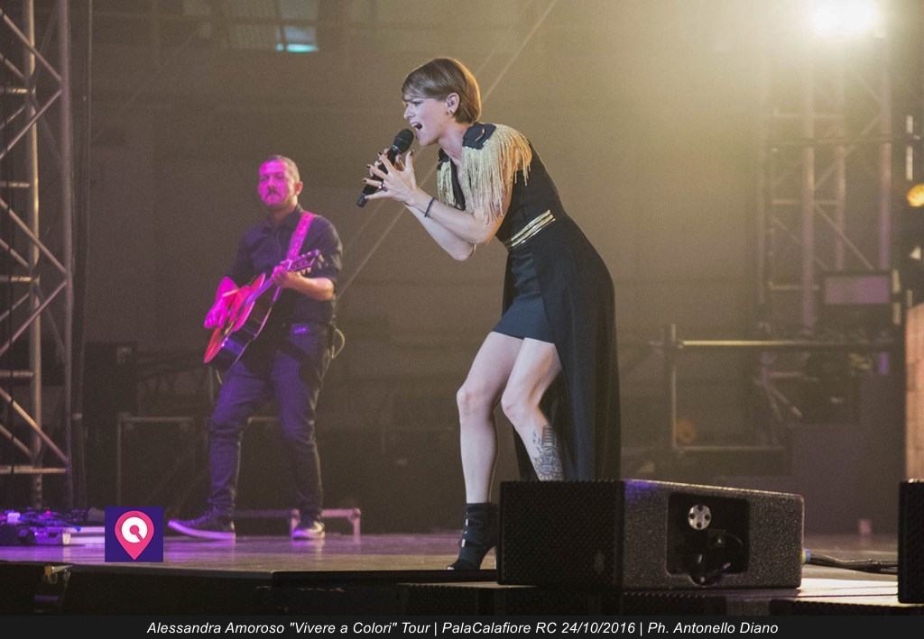 Alessandra Amoroso annuncia la gravidanza: cancellata la tappa di Roccella Jonica