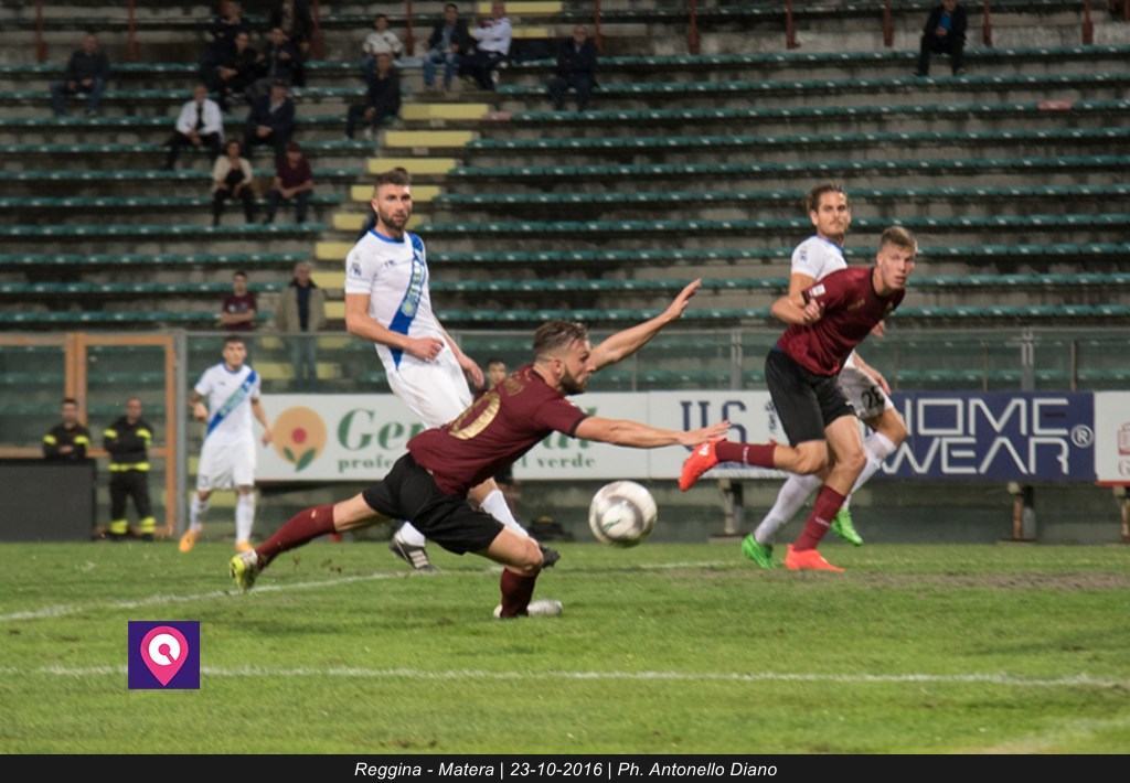 Reggina ingenua e sfortunata, il Catania non perdona