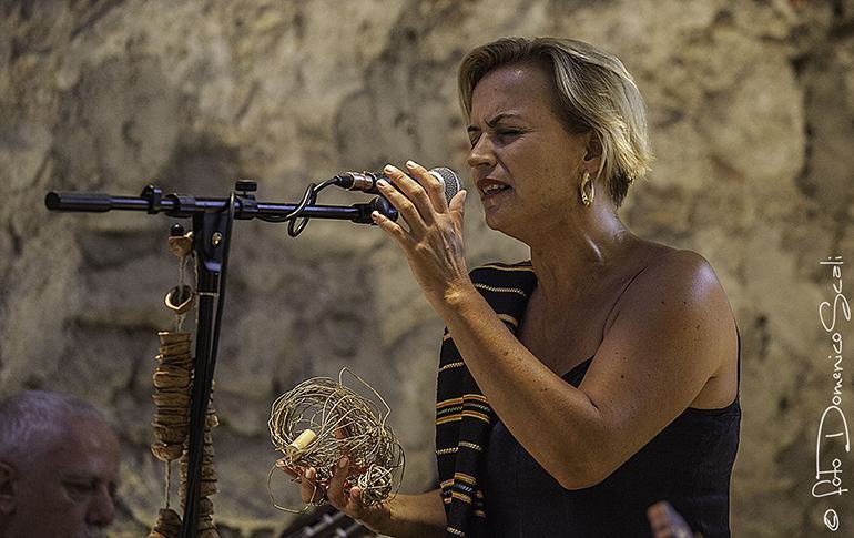 Francesca Prestia, cantastorie calabrese, canterà Bella ciao per Lidia Menapace a Reggio Calabria