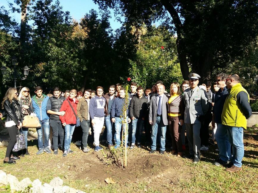 Piantumazione dell'albero offerto all'Istituto Boccioni-Fermi alla Villa Comunale di Reggio Calabria