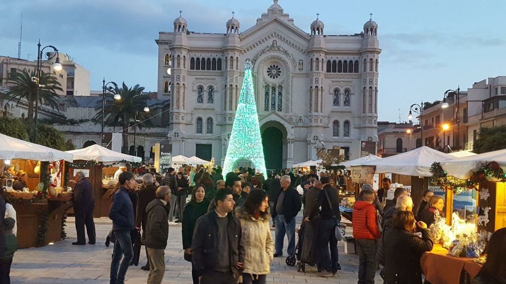 Reggio, a Piazza Duomo di Reggio l’ensemble vocale dei CLAPS con le ballerine accademia di danza Hen Dance Center