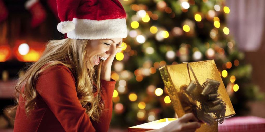 Natale 2016. Abbigliamento, libri e gastronomia: ecco i regali più desiderati dagli italiani