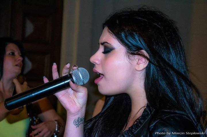 A piazza Duomo l’esibizione della cantante Valeria Familiari