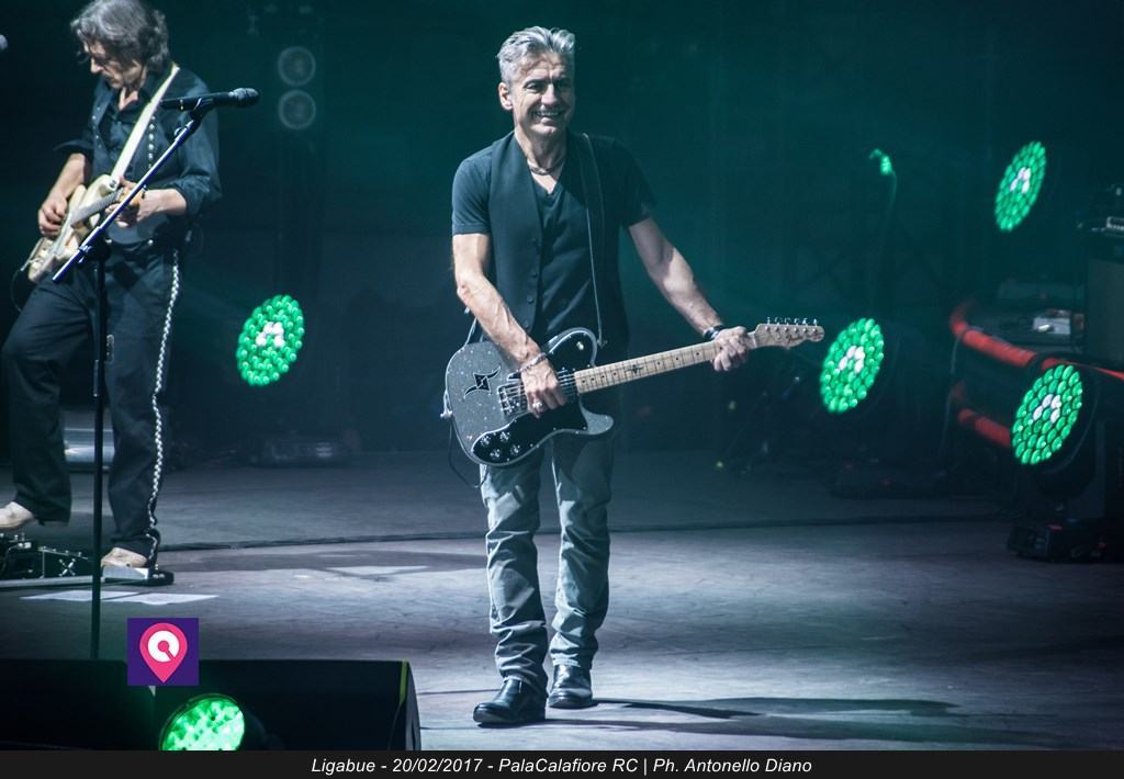 Ligabue, tour sospeso per problemi alle corde vocali