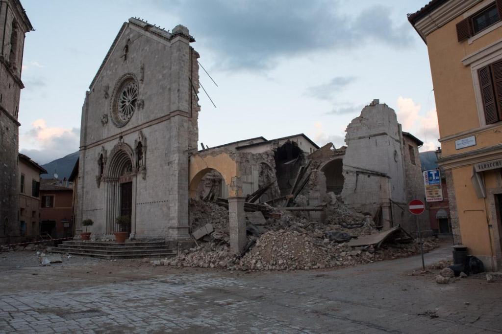 Rilevamenti fotogrammetrici a Norcia dopo il terremoto, Piazza San Benedetto (foto Mario Sabatini, LaPresse)