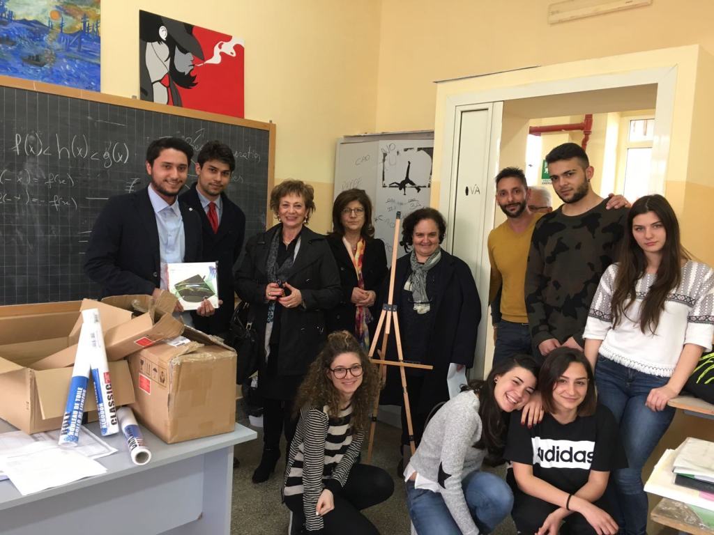 Leo Club Polistena “Brutium” dona accessori al Liceo Artistico Gerace