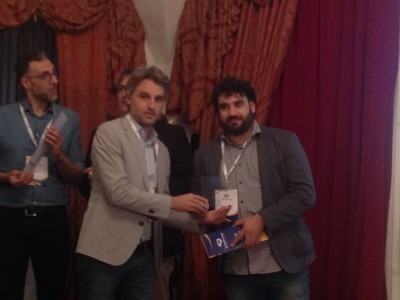 Da sx Samuele Furfaro premia il vincitore Roberto Fazzari