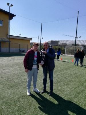 Lo studente Daniel Gaetano riceve la medaglia da Eugenio Mercuri
