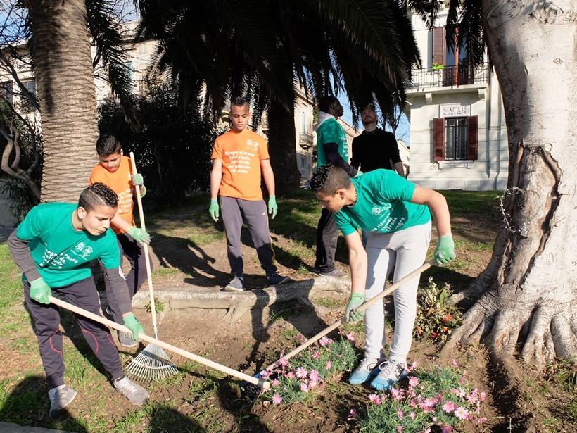 Trekking urbano e recupero del verde comune per i giovani di Macramè