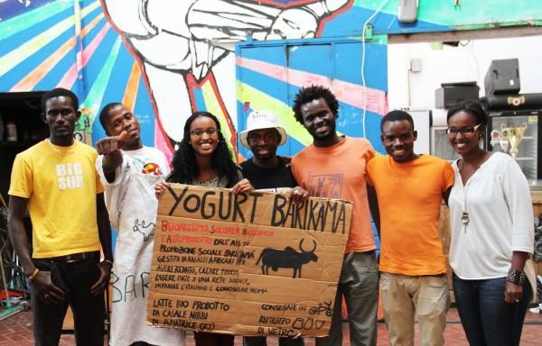 Dalla sofferenza nelle campagne di Rosarno al successo. Barikama, lo yogurt bio dei migranti