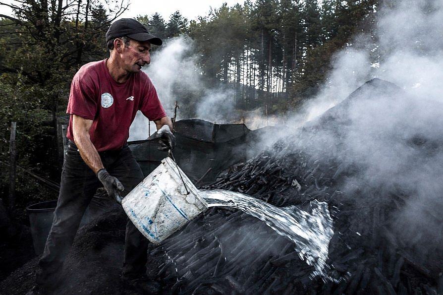 Su Repubblica gli scatti degli ultimi carbonai calabresi – FOTO