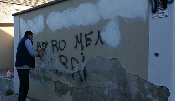 Falcomatà commenta le scritte di Locri: «Gesti idioti…»