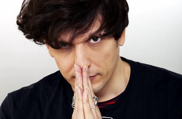 Ermal Meta in Calabria: mini live e firma copie