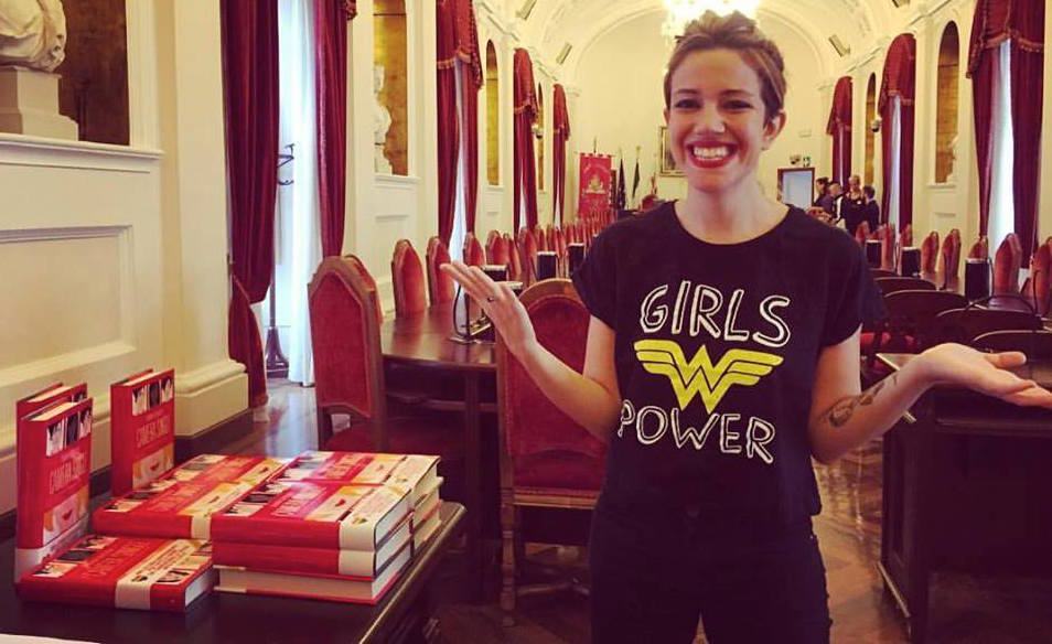 La ricerca dell’amore nella stessa metà del cielo: Chiara Sfregola lo racconta in ‘Camera Single’