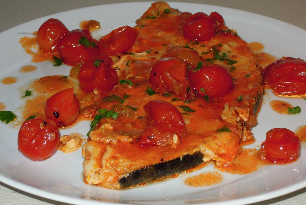 Come preparare il pesce spada alla pizzaiola: la ricetta