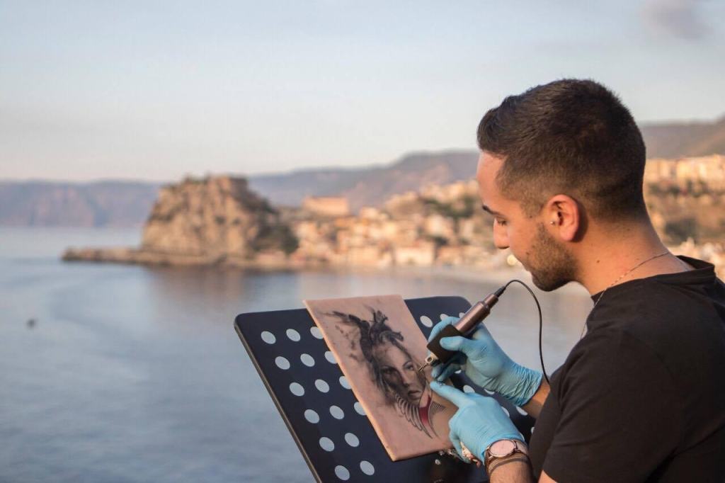Il tatuatore reggino Gabriele Pellerone alla Biennale di Venezia