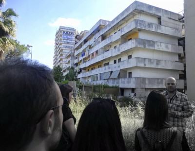 Ciro Corona spiega la resistenza anticamorra agli studenti dell'Unical sotto le Vele di Scampia