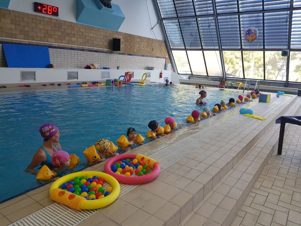 “Tutti in acqua, nessuno escluso”, il Parco Caserta Sport Village abbraccia i suoi giovani iscritti tra pallanuoto e nuoto sincronizzato – FOTO