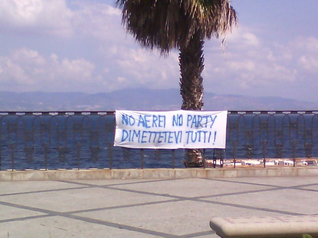 Aeroporto, striscioni di protesta in tutta la città: “Risvegliamo la coscienza” – FOTO