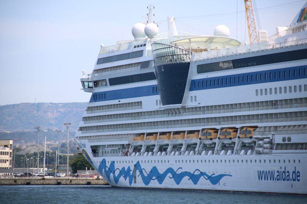 Arrivata a Reggio Calabria AidaStella, nave del gruppo Costa Crociere – FOTO