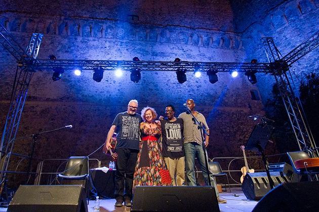 Sara Jane Morris chiude il Famag e sprona a “vivere”
