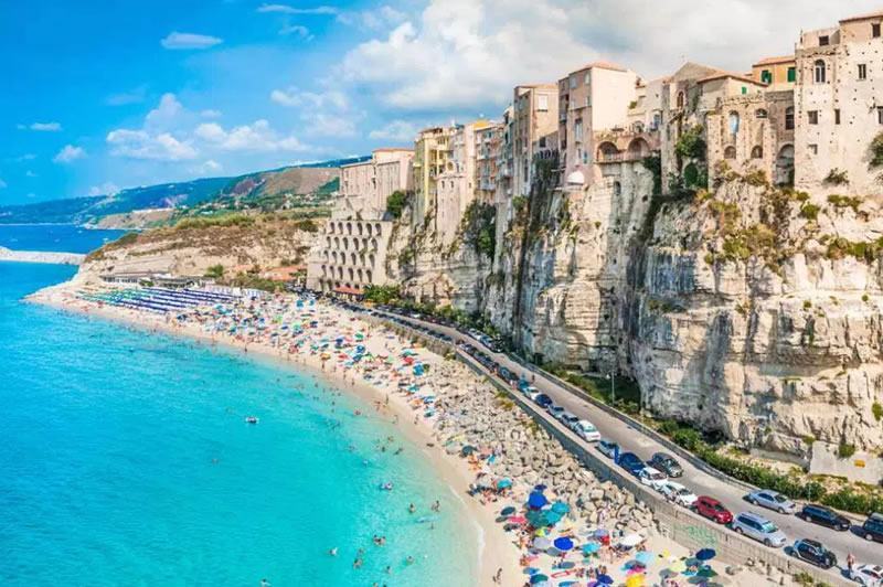 La Calabria su Vanity Fair. “Infinita bellezza on the road”